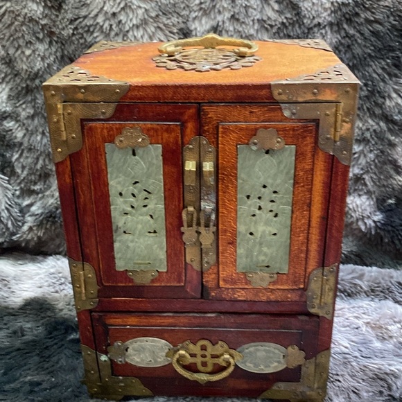 Vtg Oriental Wooden Jewelry Box Ornate Brass Carved Jade Inlaid w/ lock and key - Picture 2 of 16